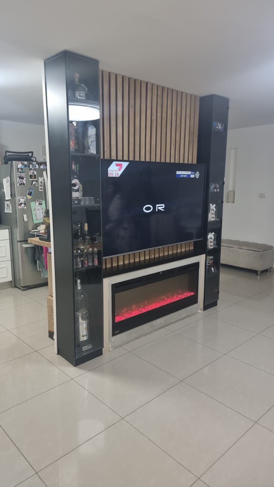 נישת גבס עם מדפי זכוכית ותאורת LED נסתרת